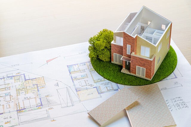 設計図と家の模型写真