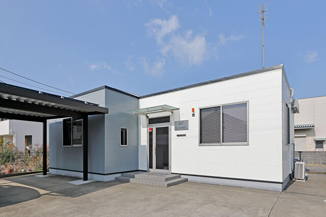 小野建装の看板